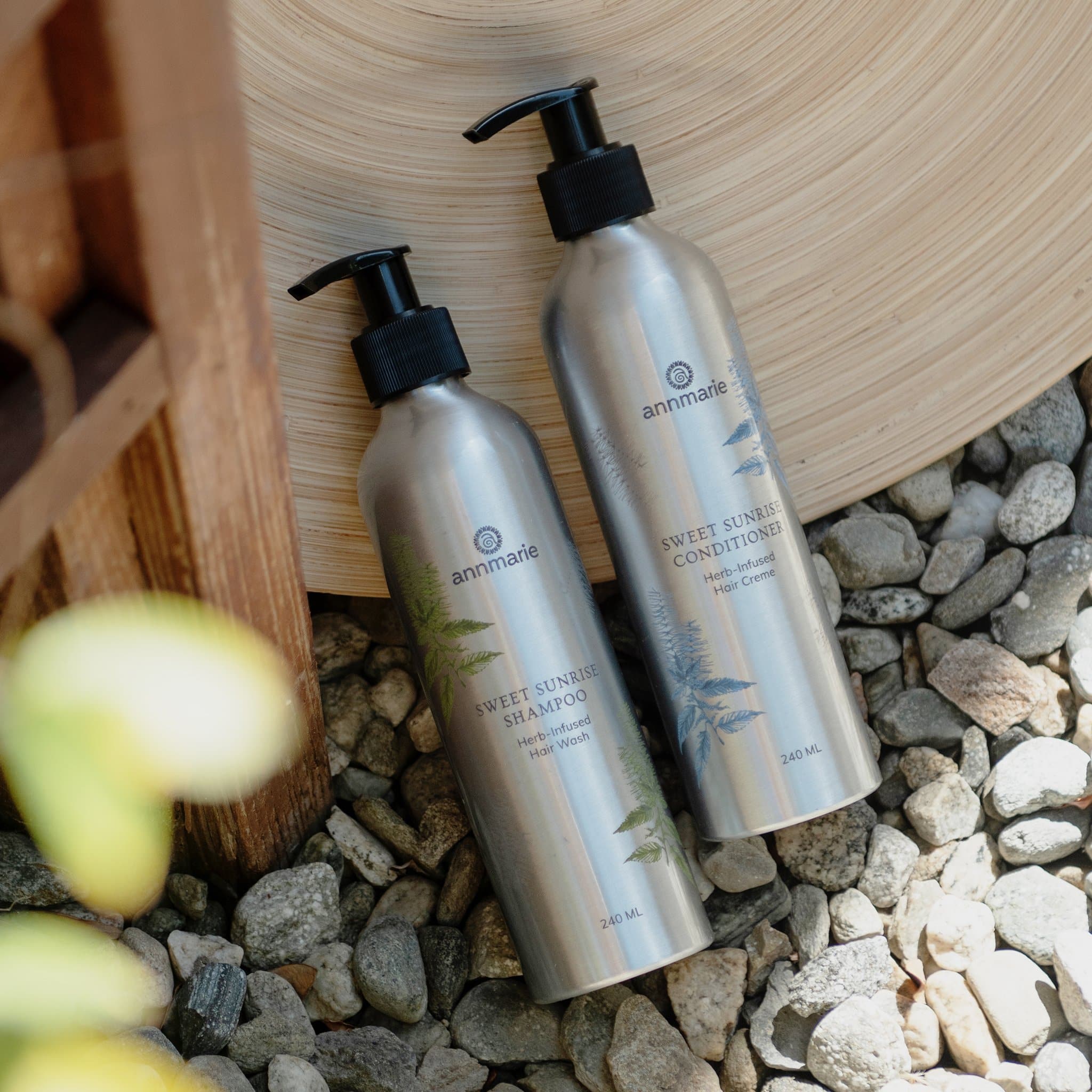 PDP_2048x2048_Shampoo_Conditioner_Lifestyle_5f8e89e9-ca4b-410e-90cf-059ee4a6a8ba.jpg